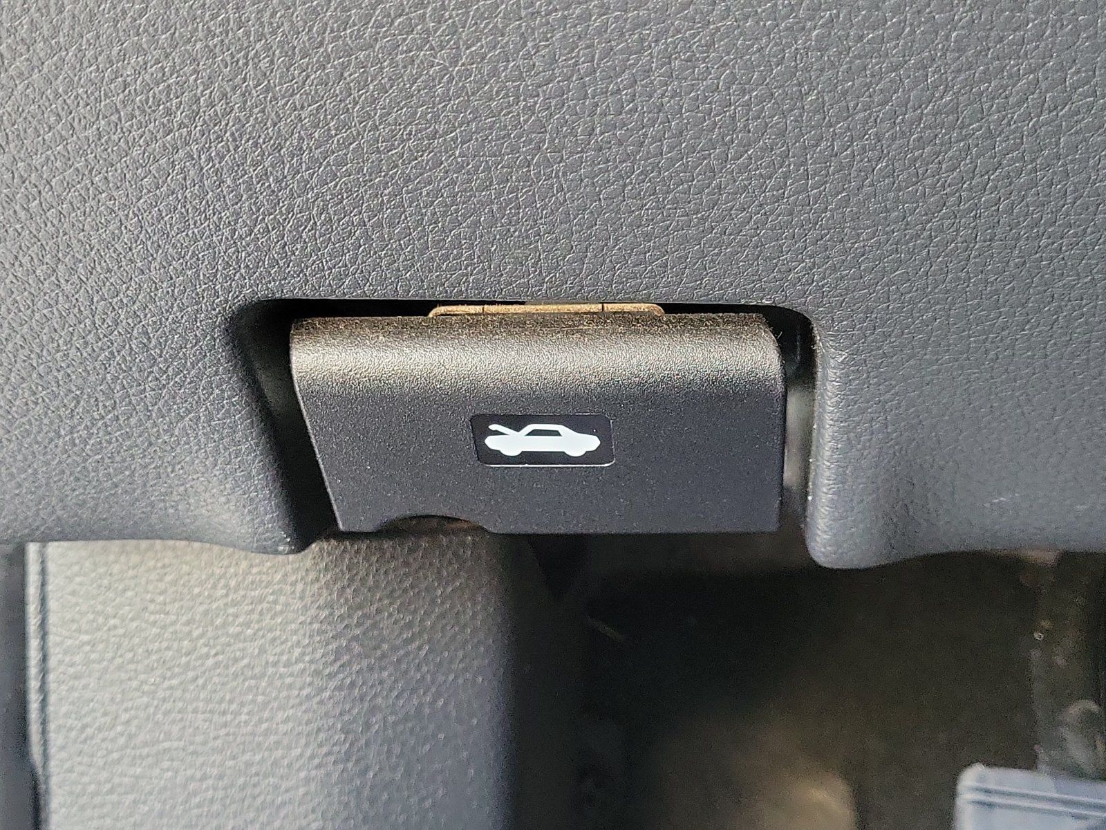 Used 2018 Nissan Rogue SV w/ Premium Package FWD image 17