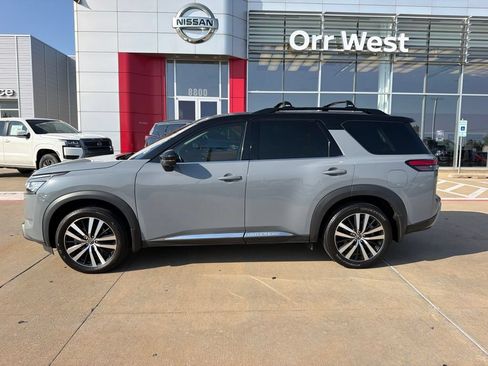Used 2023 Nissan Pathfinder Platinum FWD image 2