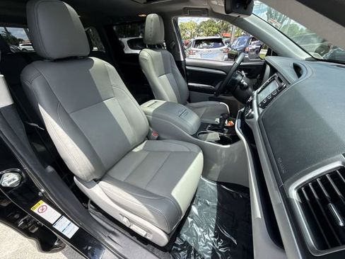 Used 2019 Toyota Highlander XLE AWD/4WD image 27