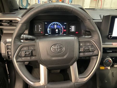Certified 2025 Toyota Tacoma SR5 AWD/4WD image 18