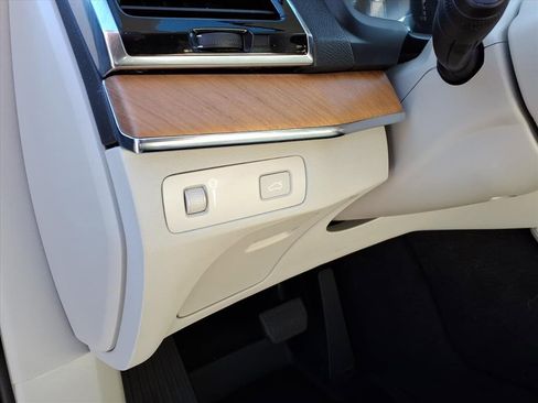 Used 2022 Volvo XC90 T6 Momentum image 20