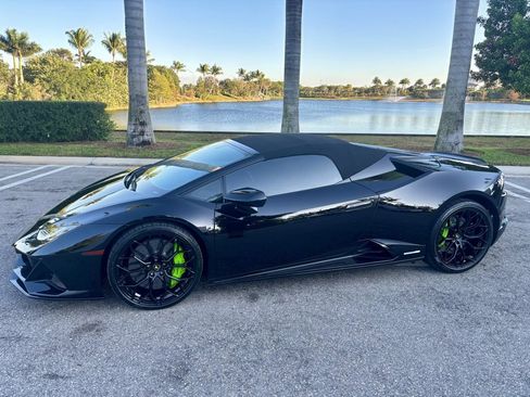 Used 2020 Lamborghini Huracan EVO image 2