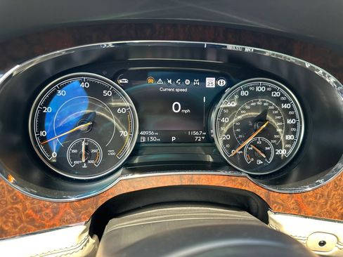 Used 2017 Bentley Bentayga AWD/4WD image 27