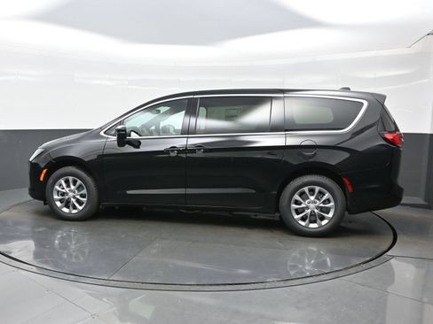 New 2027 Chrysler Pacifica Select AWD/4WD image 4