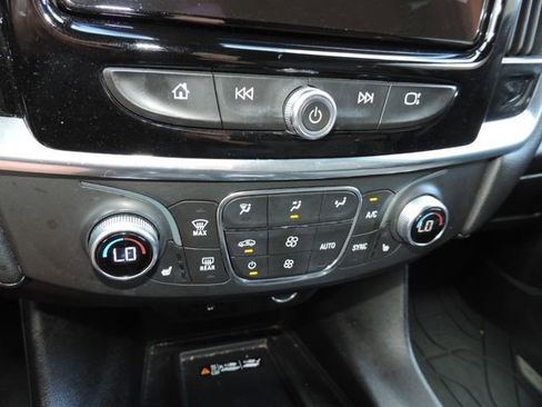 Used 2023 Chevrolet Traverse LT image 27