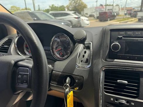 Used 2016 Dodge Grand Caravan American Value Package FWD image 3