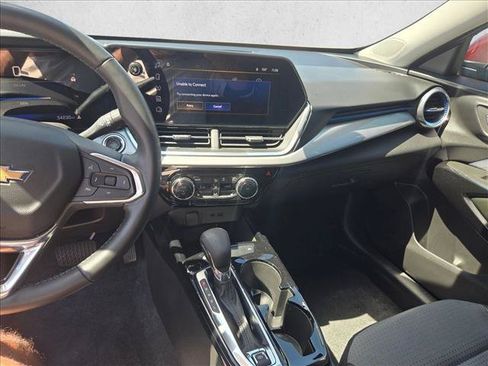 Used 2024 Chevrolet Trax LT w/ LT Convenience Package FWD image 12