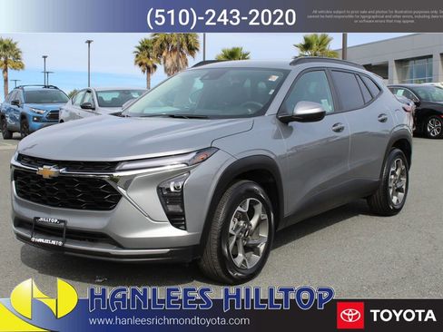 Used 2025 Chevrolet Trax LT w/ LT Convenience Package image 3