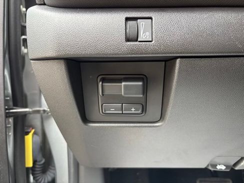 Used 2024 Chevrolet Colorado Z71 w/ Z71 Convenience Package 2 AWD/4WD image 16