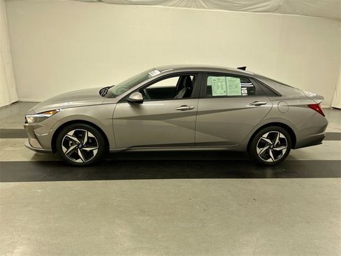 Used 2023 Hyundai Elantra SEL w/ Convenience Package image 6