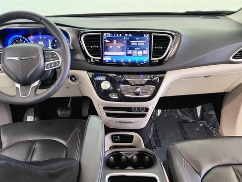 Used 2023 Chrysler Pacifica Touring-L FWD image 36