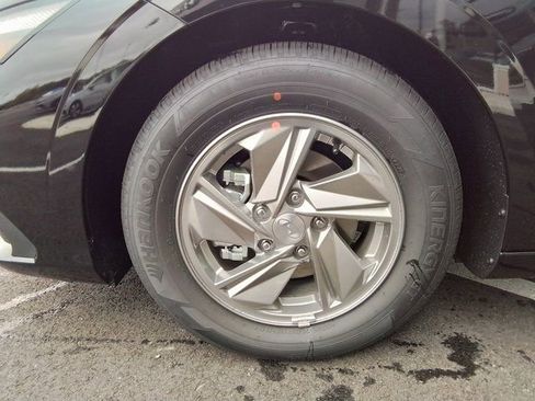 Certified 2025 Hyundai Elantra SE image 25