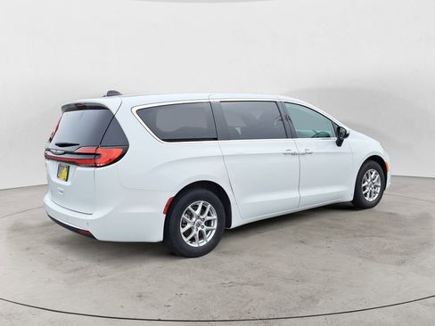 Used 2023 Chrysler Pacifica Touring-L FWD image 3