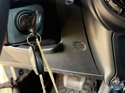 Used 2017 Jeep Wrangler Unlimited Sahara AWD/4WD image 31
