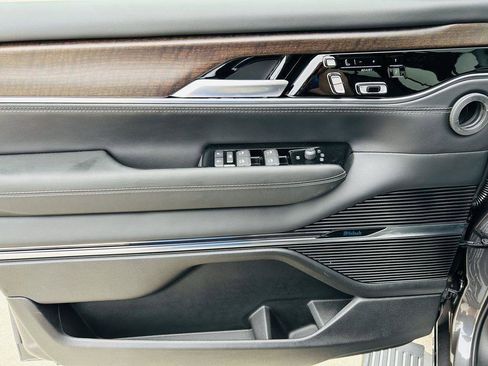 New 2024 Jeep Grand Wagoneer L 4WD w/ Convenience Group III image 17