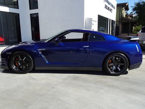 Used 2014 Nissan GT-R Black Edition image 4