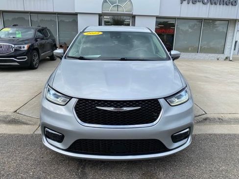 Used 2023 Chrysler Pacifica Touring-L FWD image 10