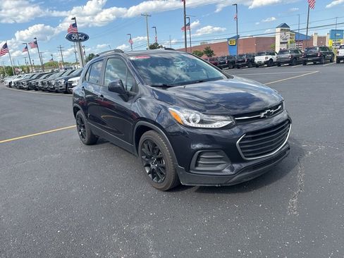 Used 2021 Chevrolet Trax LT w/ Premium Seat Package FWD image 3