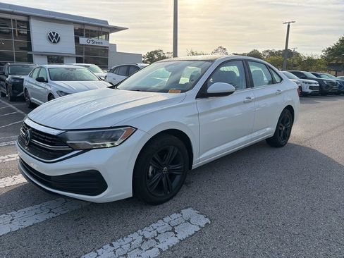 Certified 2024 Volkswagen Jetta SE w/ Panoramic Sunroof Package image 15