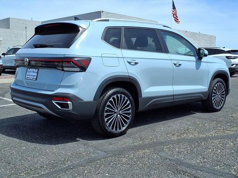 New 2026 Volkswagen Taos SE image 5