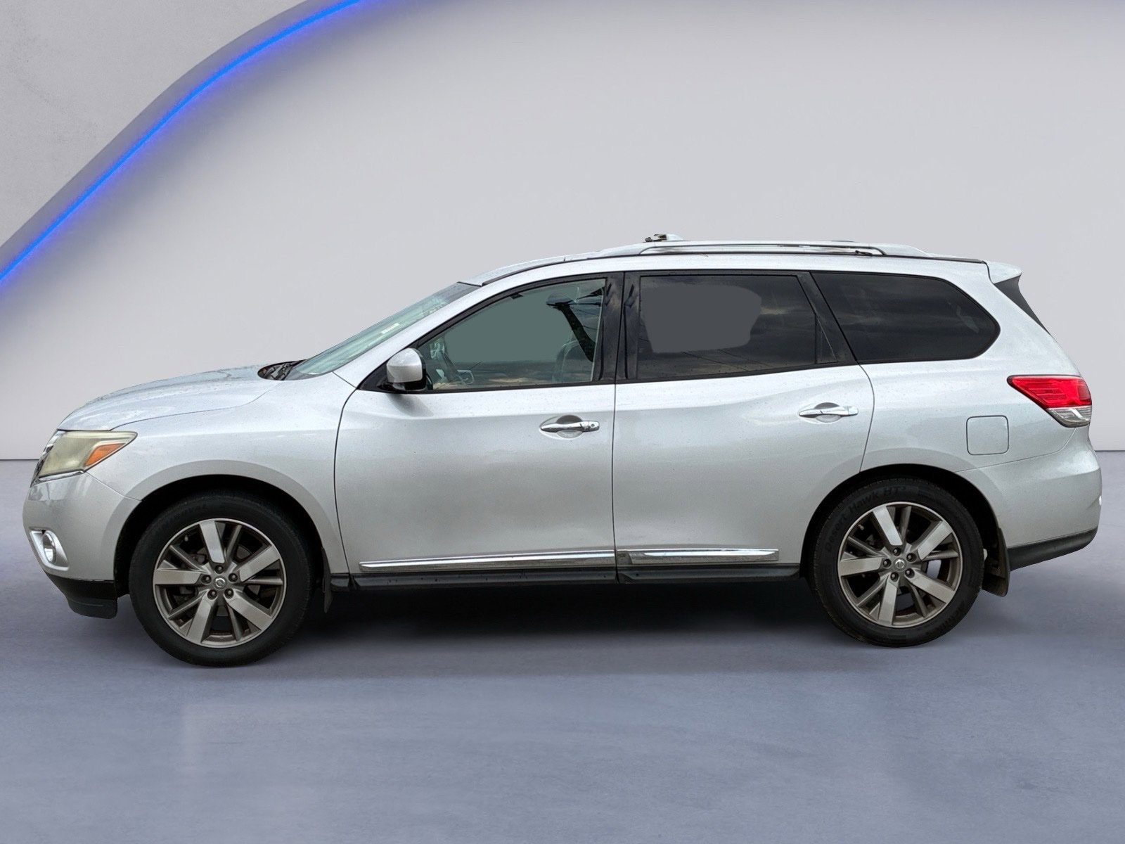 Used 2014 Nissan Pathfinder Platinum FWD image 3
