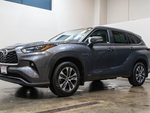 Used 2024 Toyota Highlander XLE AWD/4WD image 3