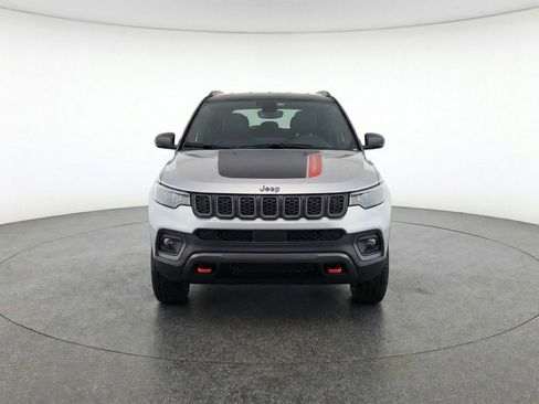 Used 2025 Jeep Compass Trailhawk AWD/4WD image 2