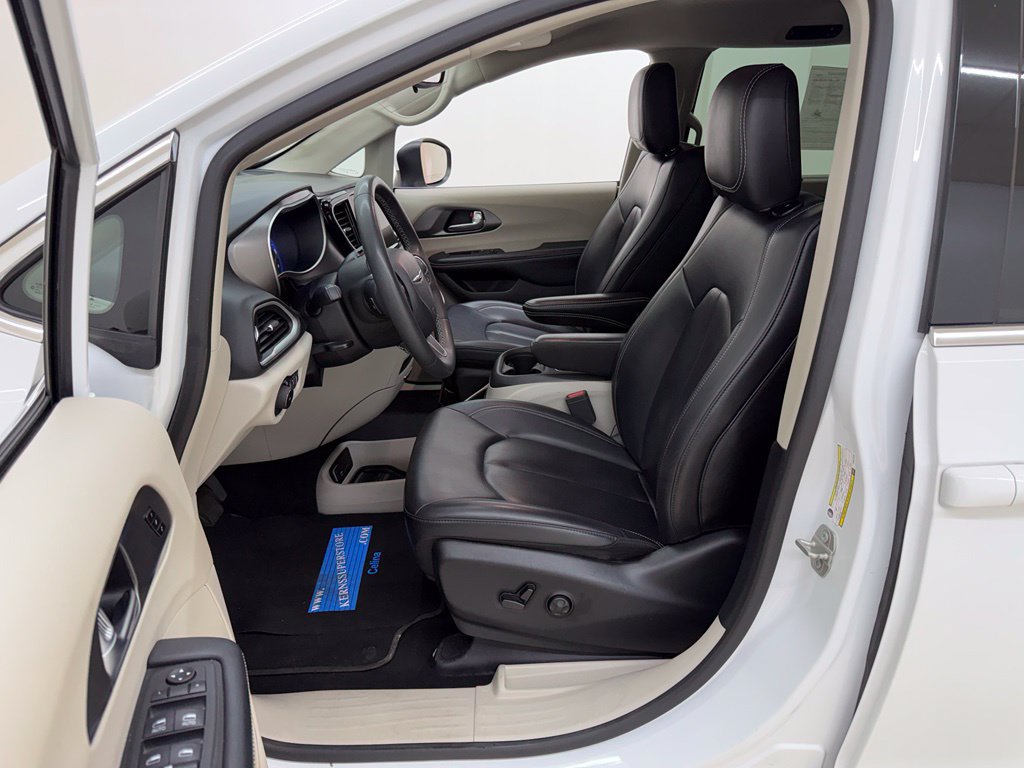 Used 2023 Chrysler Pacifica Touring-L FWD image 18