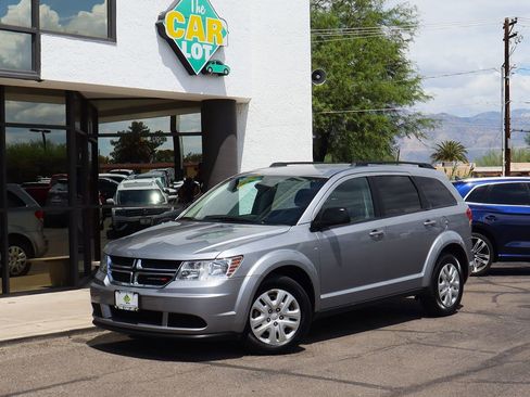 Used 2020 Dodge Journey SE image 2