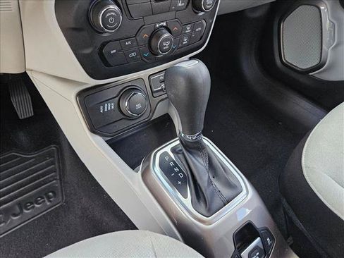 Used 2022 Jeep Renegade Latitude AWD/4WD image 16