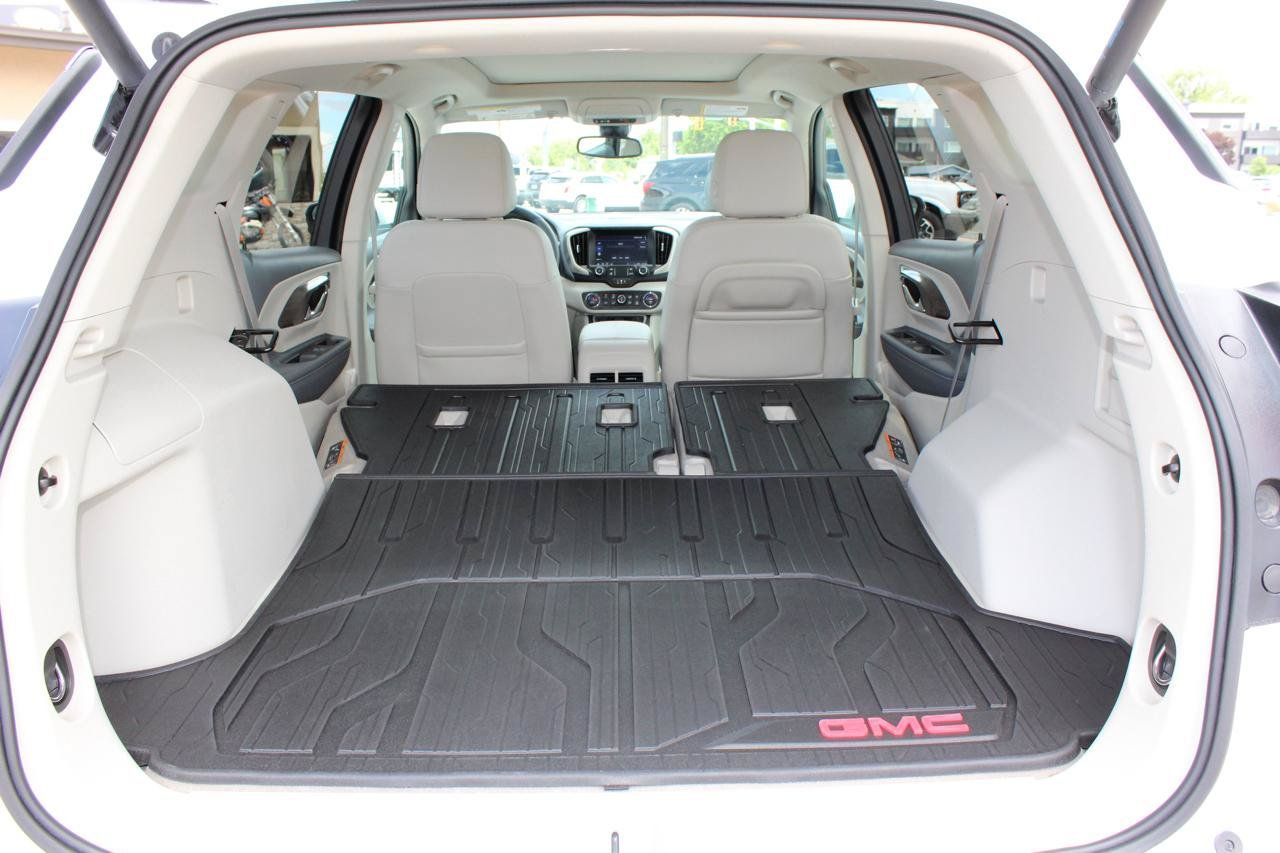 Used 2024 GMC Terrain Denali w/ Denali Premium Package AWD/4WD image 24