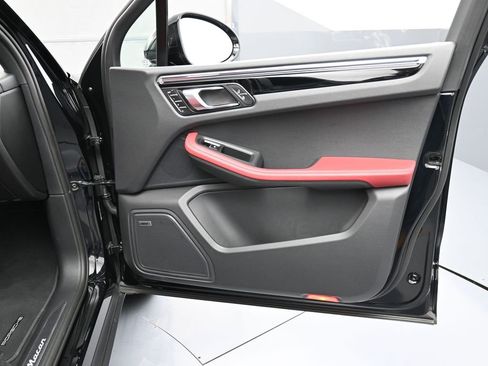 Certified 2025 Porsche Macan image 29