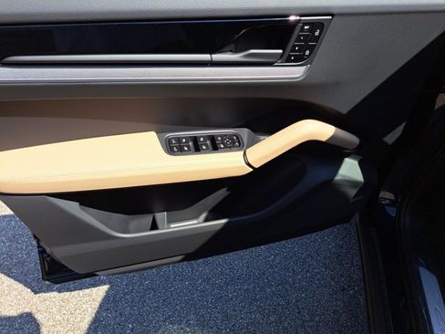 Used 2025 Porsche Cayenne image 26