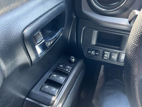 Used 2018 Toyota Tacoma TRD Off-Road w/ Technology Package AWD/4WD image 12