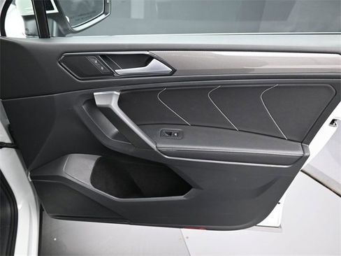 Used 2023 Volkswagen Tiguan SE image 35