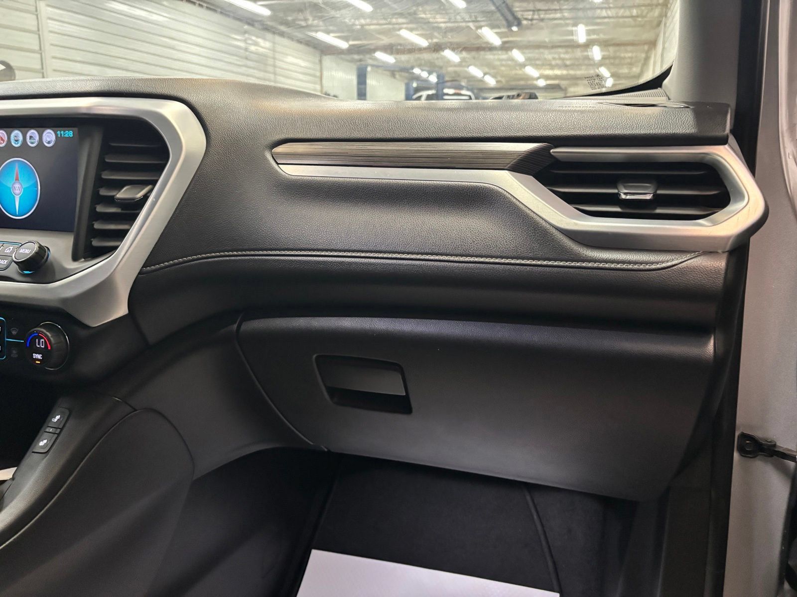 Used 2018 GMC Acadia SLT AWD/4WD image 29