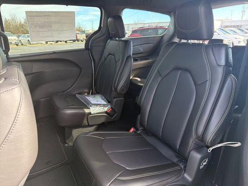 New 2026 Chrysler Pacifica Select image 12