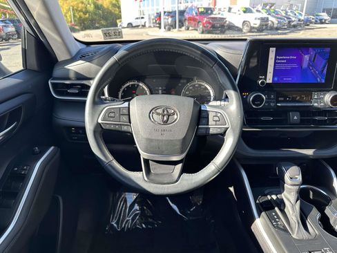Used 2023 Toyota Highlander XLE image 11