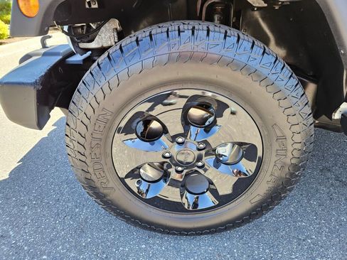 Used 2015 Jeep Wrangler Unlimited Sahara w/ Connectivity Group AWD/4WD image 9