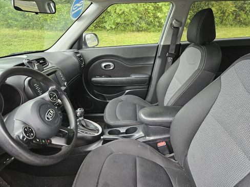 Used 2018 Kia Soul + FWD image 10