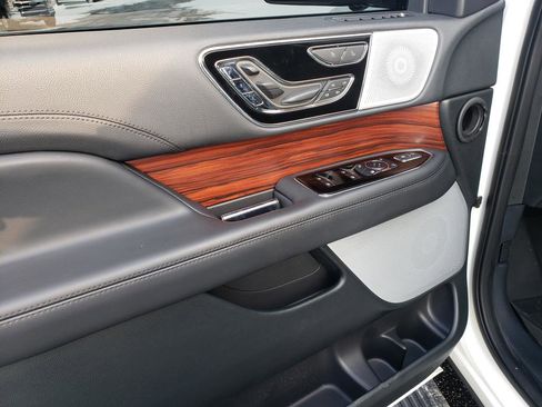 Used 2024 Lincoln Navigator Reserve image 11