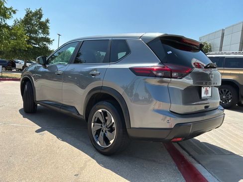 Used 2025 Nissan Rogue SV FWD image 8