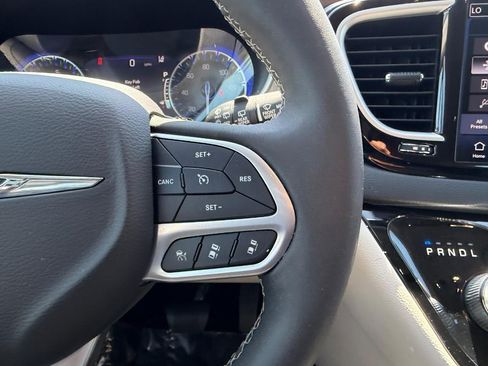 Used 2023 Chrysler Pacifica Touring-L FWD image 17