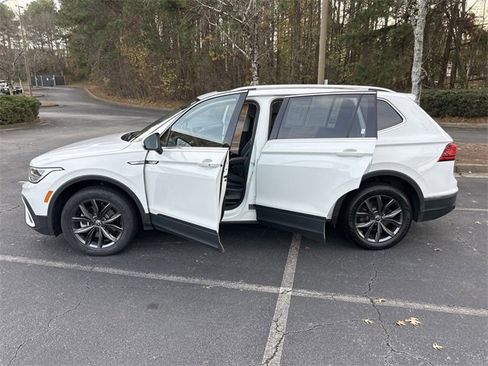 Used 2022 Volkswagen Tiguan SE image 9