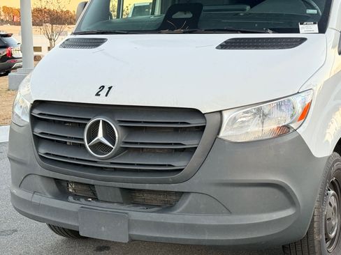 Used 2025 Mercedes-Benz Sprinter 2500 image 9