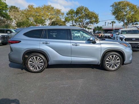 Used 2021 Toyota Highlander Platinum image 3
