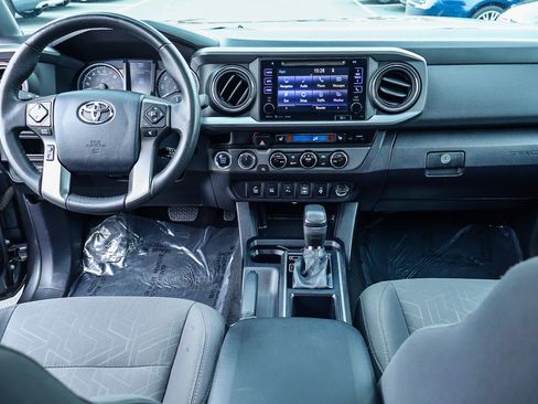 Used 2017 Toyota Tacoma TRD Off-Road w/ Premium & Technology Package AWD/4WD image 8
