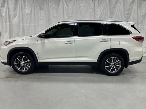 Used 2019 Toyota Highlander XLE AWD/4WD image 4