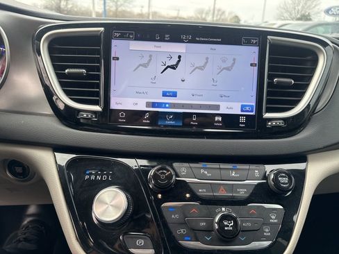 Used 2023 Chrysler Pacifica Touring-L image 17