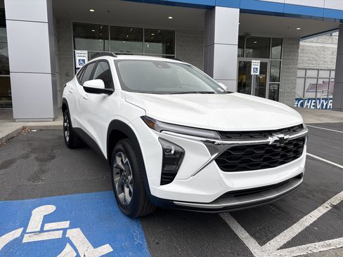 New 2026 Chevrolet Trax LT w/ Driver Confidence Package image 7